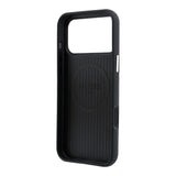 Apple iPhone 18 Pro Max Kılıf Guess Orjinal Lisanslı M-safe Şarj Özellikli PU Metal Üçgen Logolu Karbon Fiber Kevlar Kapak